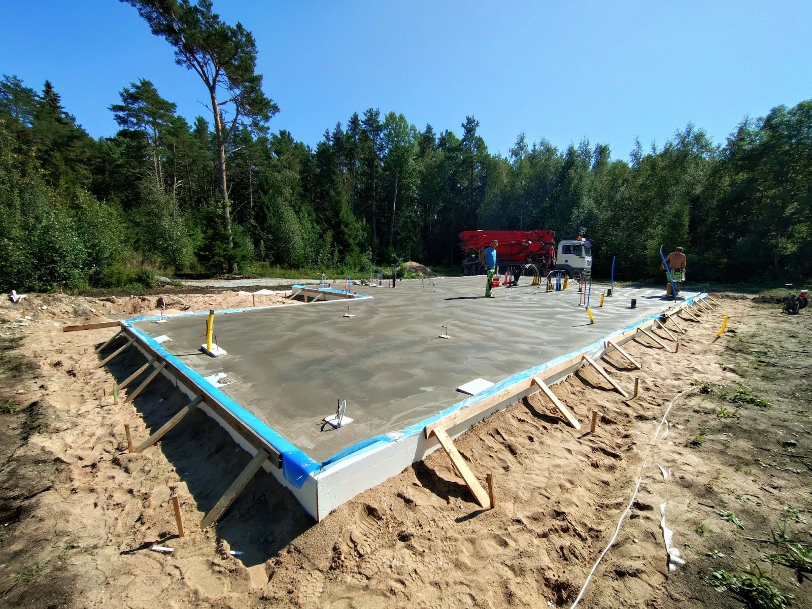 Plaatvundament on tänapäeval üks levinumaid vundamenditüüpe, eriti energiatõhusate ja madalate hoonete puhul. Vundamendi ehitamisel sobib see hästi nii eramutel