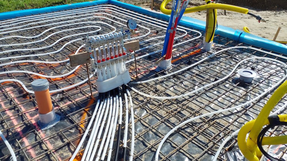 vesipõrandakütte kollektor enne vundamendi valamist