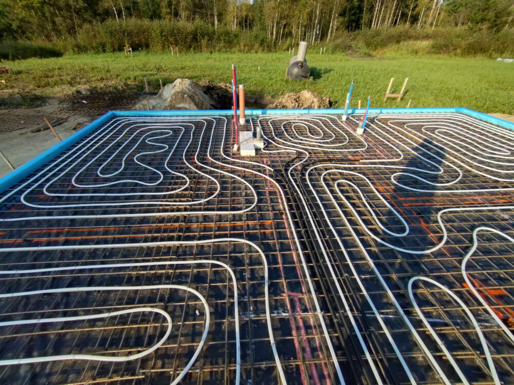 vesipõrandakütte torud armatuuril enne betooni valu