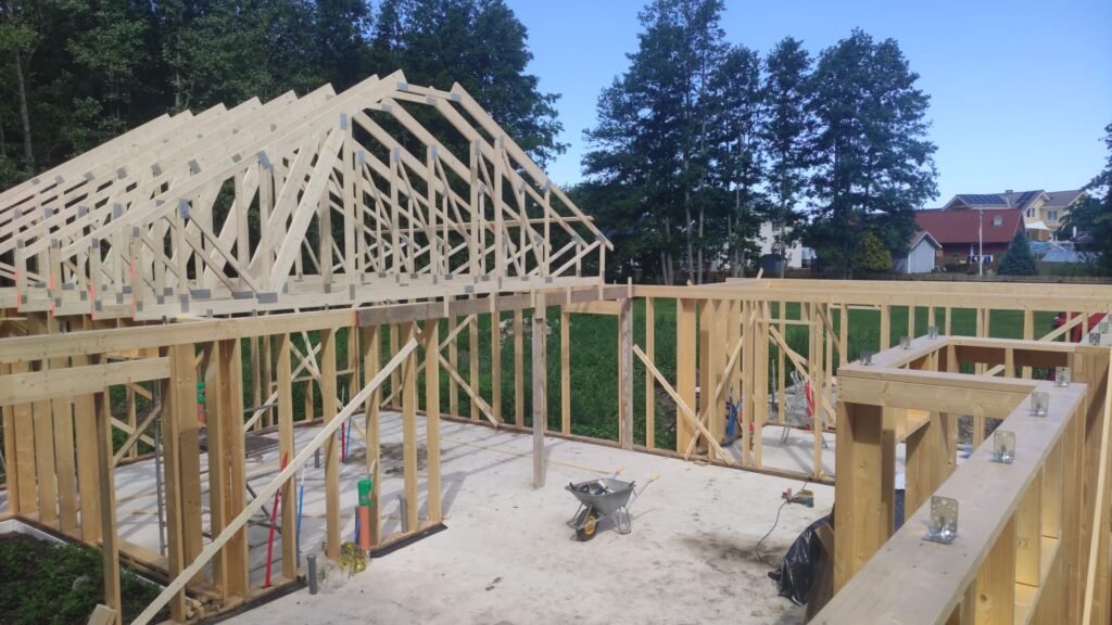 ehitusjärgus katuse fernid