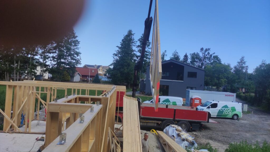 tõstuk tõstab katuse ferni paigaldamiseks