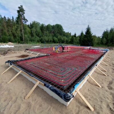 põrandaküttetorudega vundamendi armatuur enne betooni valamist